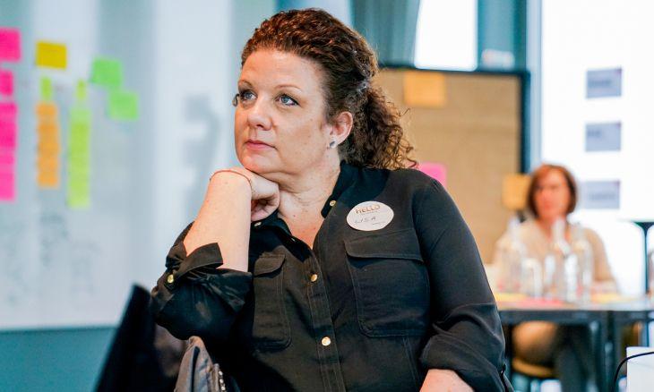 Seminar-Teilnehmerin hört gespannt zu