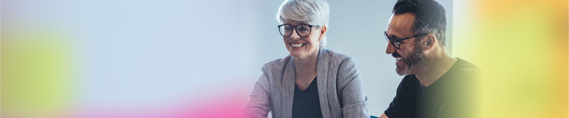 Seminar-Teilnehmende blicken gemeinsam in einen Monitor