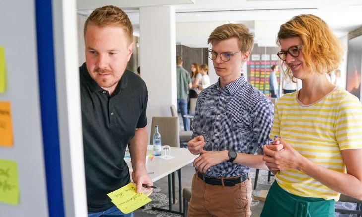 Seminar-Teilnehmer im Brainstorming an einem Flip-Chart