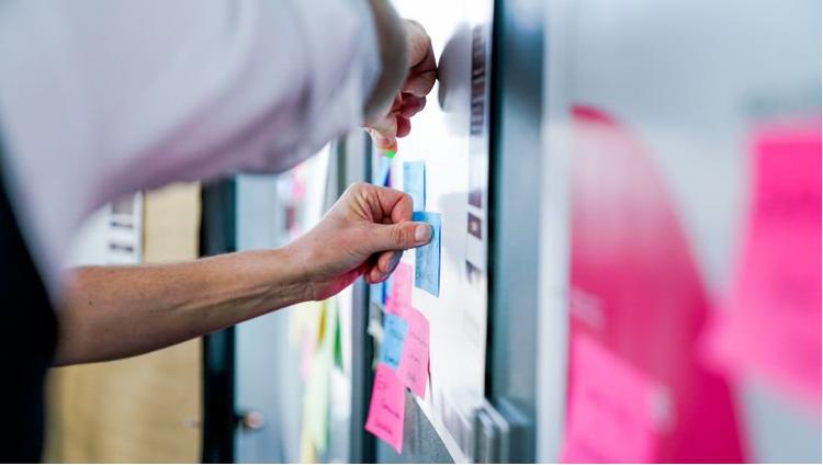 Fokus auf Post-its während eines Seminars