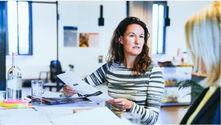 Fokus auf Teilnehmerin während eines Seminars