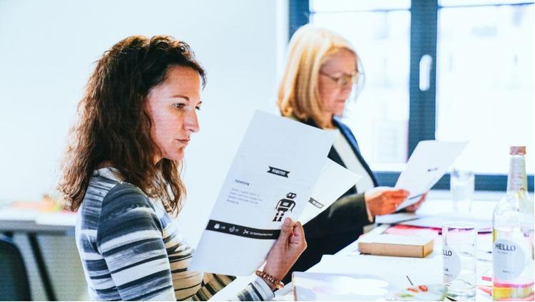 Fokus auf Teilnehmerinnen während eines Seminars