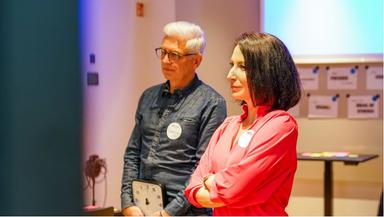 Fokus auf Teilnehmerin während eines Seminars