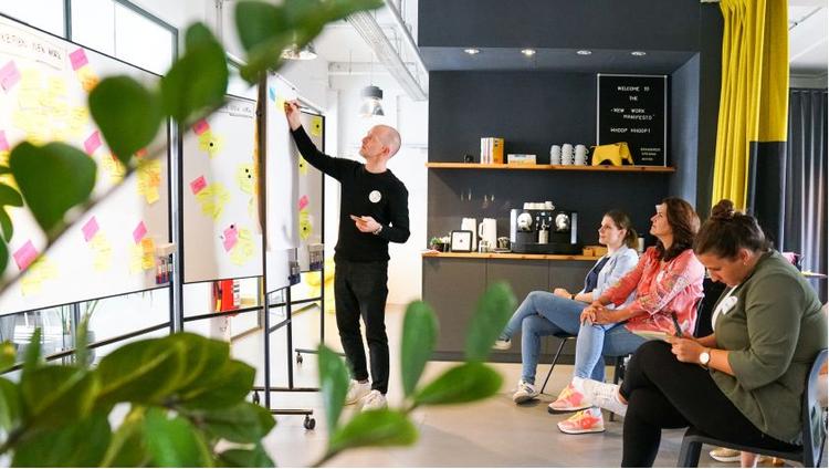 Fokus auf Teilnehmerinnen während eines Seminars