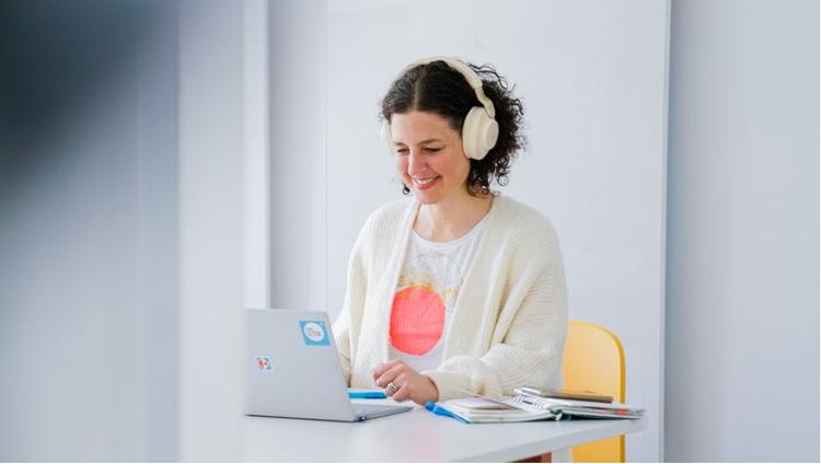 Fokus auf Teilnehmerin während eines Seminars