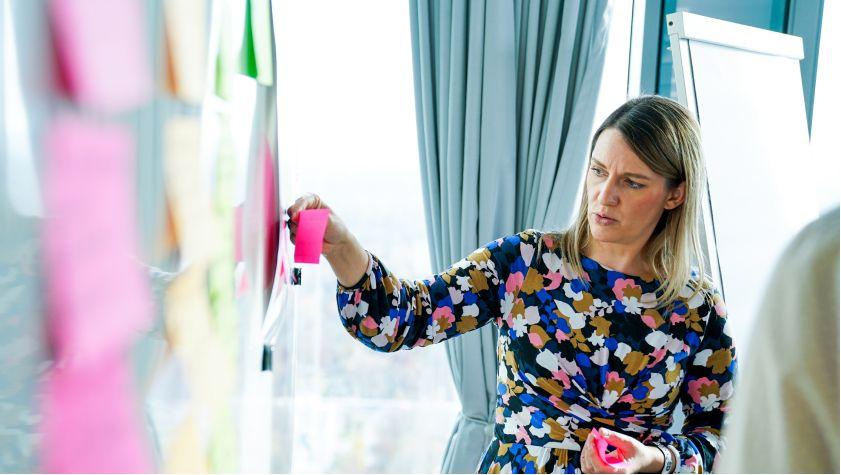 Fokus auf Teilnehmerin während eines Seminars