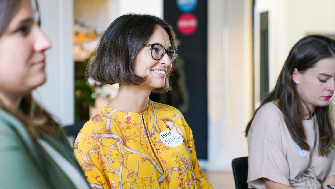 Fokus auf Teilnehmerinnen während eines Seminars