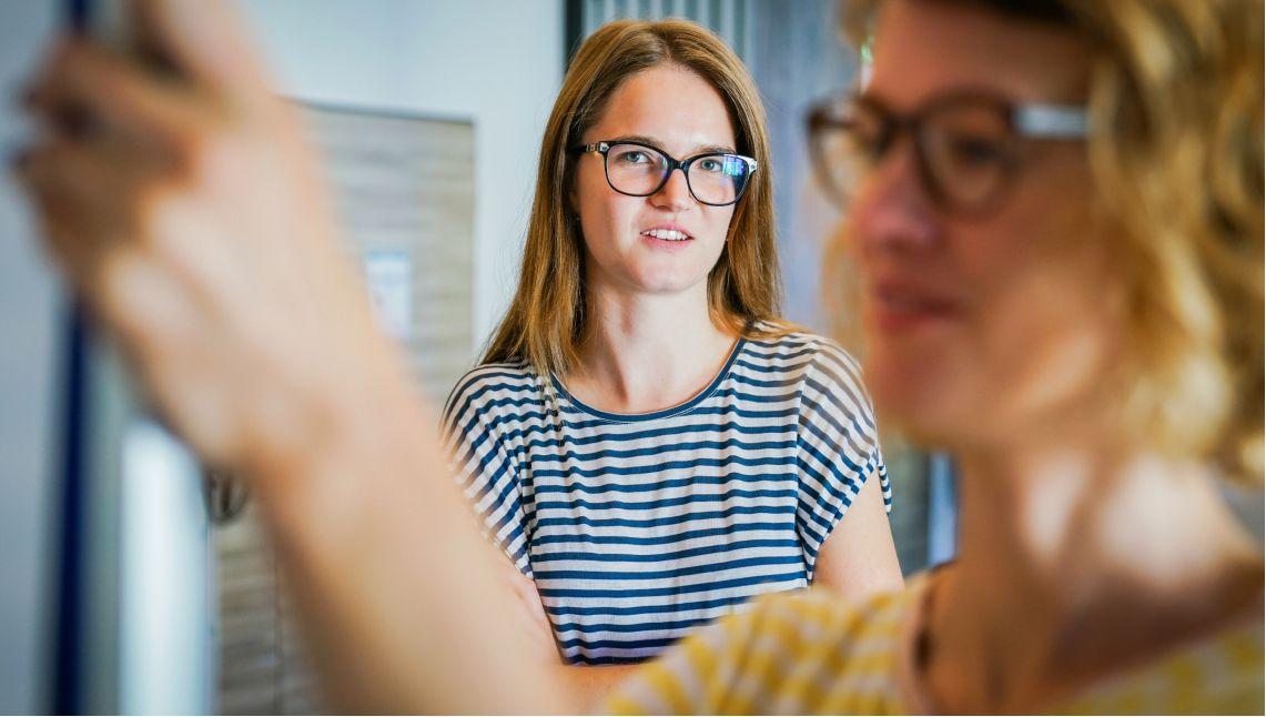 Fokus auf Teilnehmerin während eines Seminars