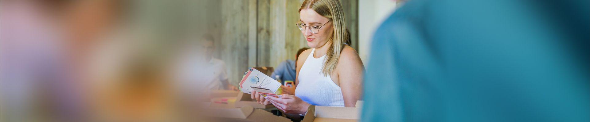 Seminar-Teilnehmerin arbeitet mit Brainbirds Agile Tool Cards