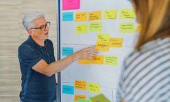 Brainbirds Trainer Marko Prislin beurteilt Post-its der Teilnehmenden