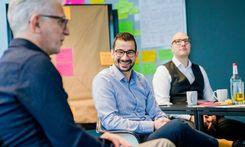 Brainbirds Teilnehmer im Fokus mit Blick auf Trainer Marko Prislin