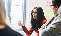 Seminar-Teilnehmerin im Gespräch mit anderen Teilnehmenden