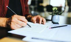 Seminar-Teilnehmer erstellt eine Zeichnung