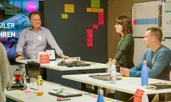 Blick auf Plenum mit Trainer und TeilnehmerInnen
