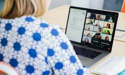 Seminar-Teilnehmerin im Call mit anderen TeilnehmerInnen