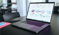 Fokus auf ein Laptop mit einem Canvas in Miro