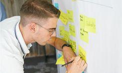 Seminar-Teilnehmer arbeitet an einem Canvas