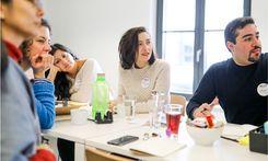 Seminar-TeilnehmerInnen als Zuhörer im Plenum