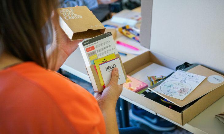 Seminar-Teilnehmerin packt Agile Tool Cards aus